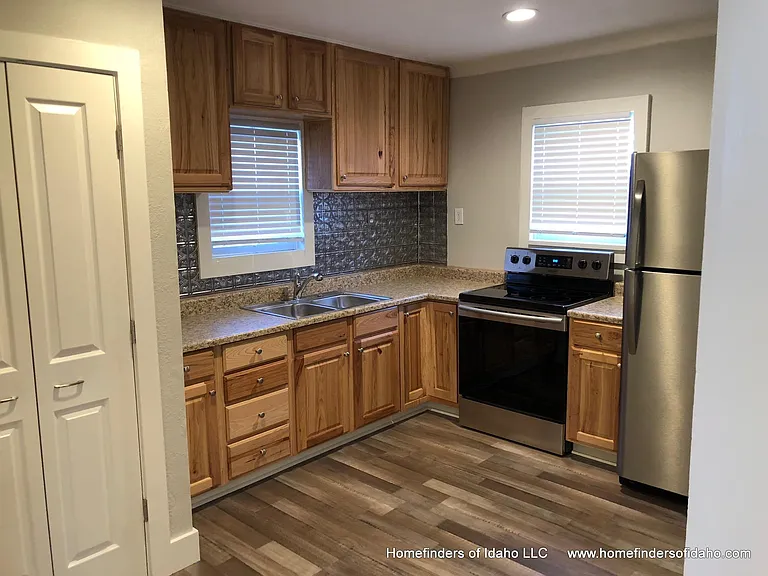 881 N 28th St — Photo 11