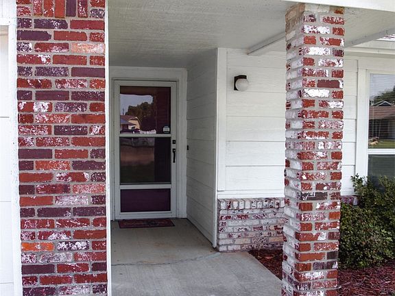 3rd image of 1008 N Hickory Dr