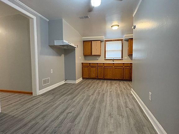 5th image of 2560 Clinton St #2560