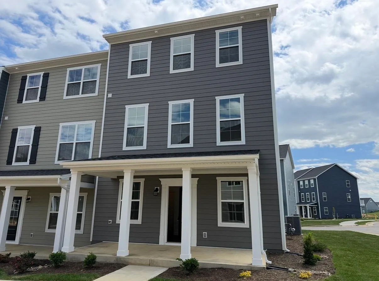 4 bed, 3.5 bath, 2592 sqft, $2,650 — Photo 1