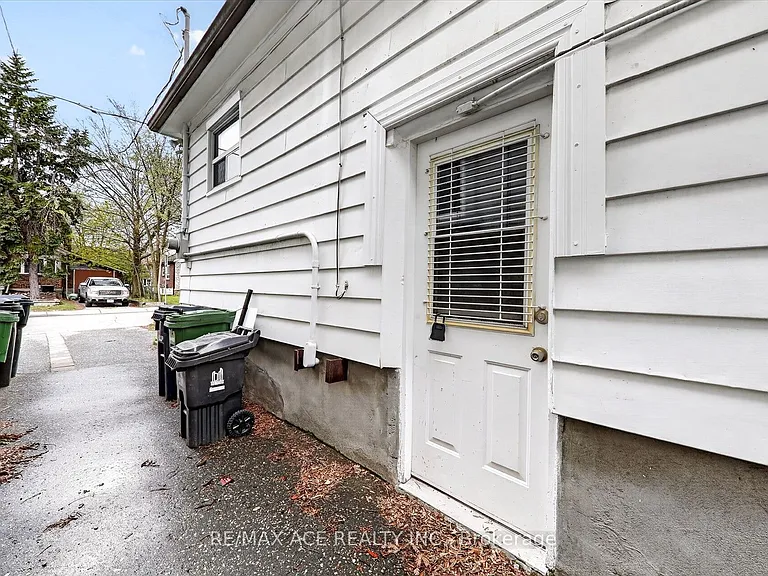 Glebemount Ave — Photo 26