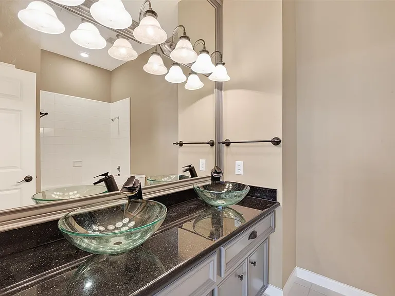 2804 Chenevert St — Photo 30