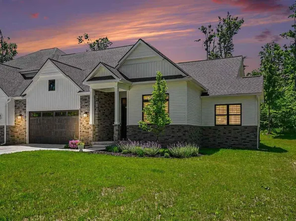 811 Fairways Dr, Harbor Springs, MI 49740