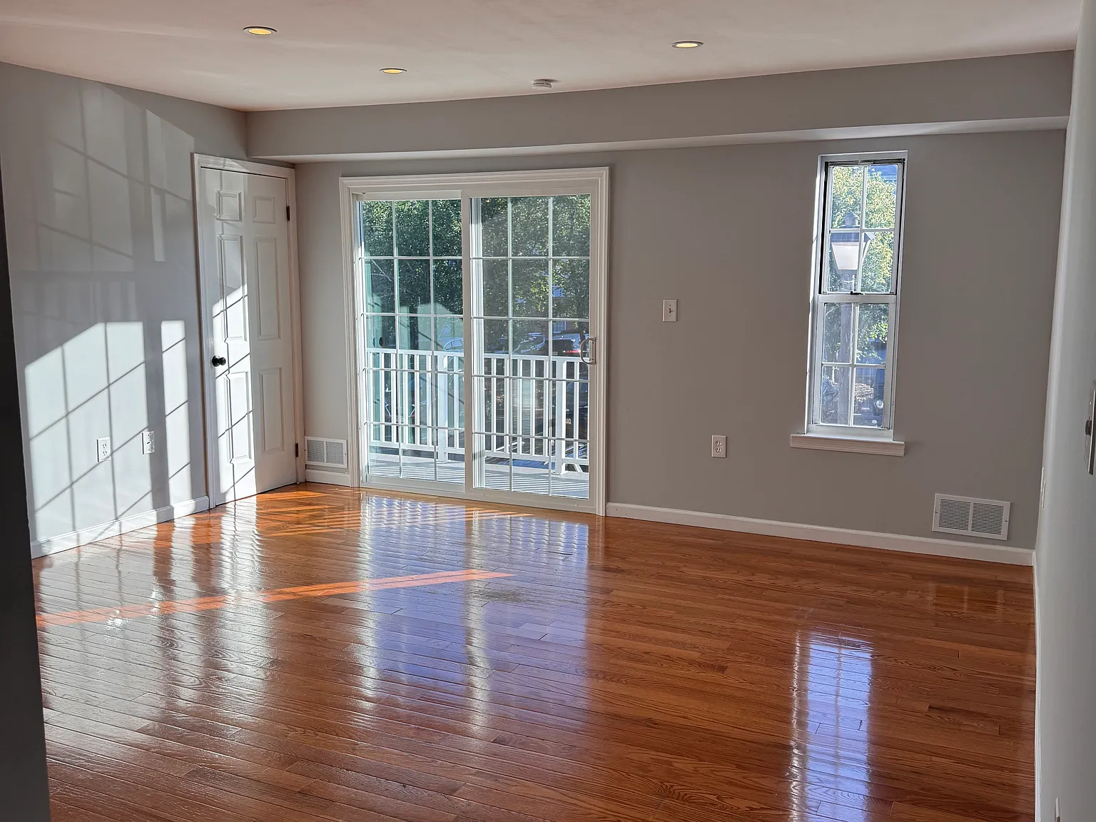 2 bed, 986 sqft, $2,400 — Photo 1