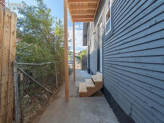 5th image of 905 E 7th St