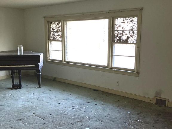 4th image of 710 East Dr