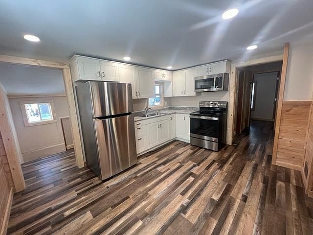 Kitchen cabinets, appliances and flooring brand new