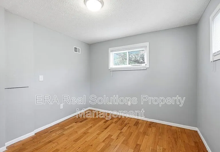 977 13th Ave — Photo 17