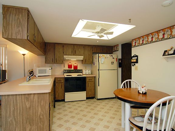 Eat-In Kitchen with Breakfast Bar