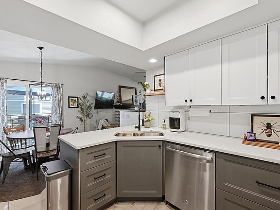 4th image of 1452 W Long Ave