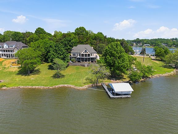 2nd image of 305 Harbor Dr