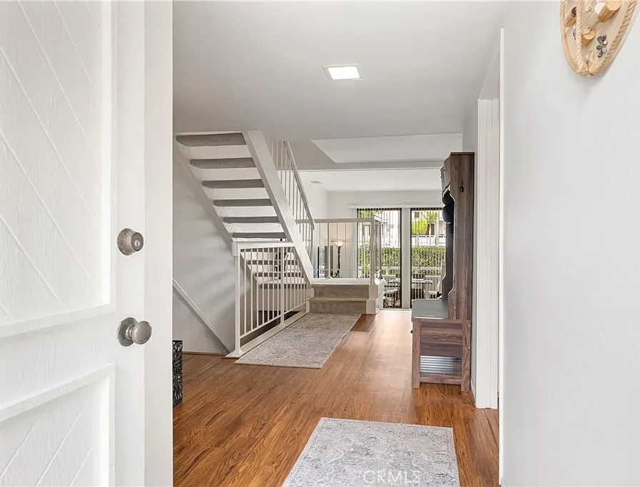 3 bed, 2.5 bath, 1647 sqft, $5,350 — Photo 3