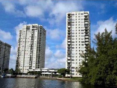 2780 NE 183rd St APT 907, Aventura, FL, 33160