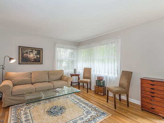 3rd image of 28 Oakland Ave