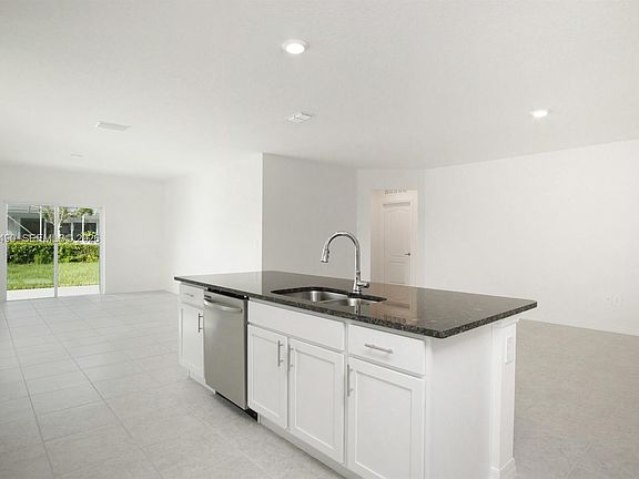 4th image of 811 SE Seahouse Dr