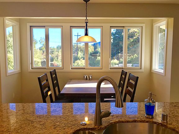 Dinette w/local views