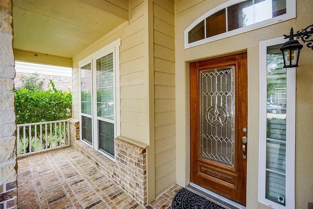 5 bed, 3.5 bath, 3349 sqft, $3,200 — Photo 2