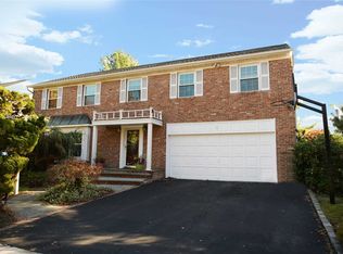 9 Monfort Pl #R, Syosset, NY 11791