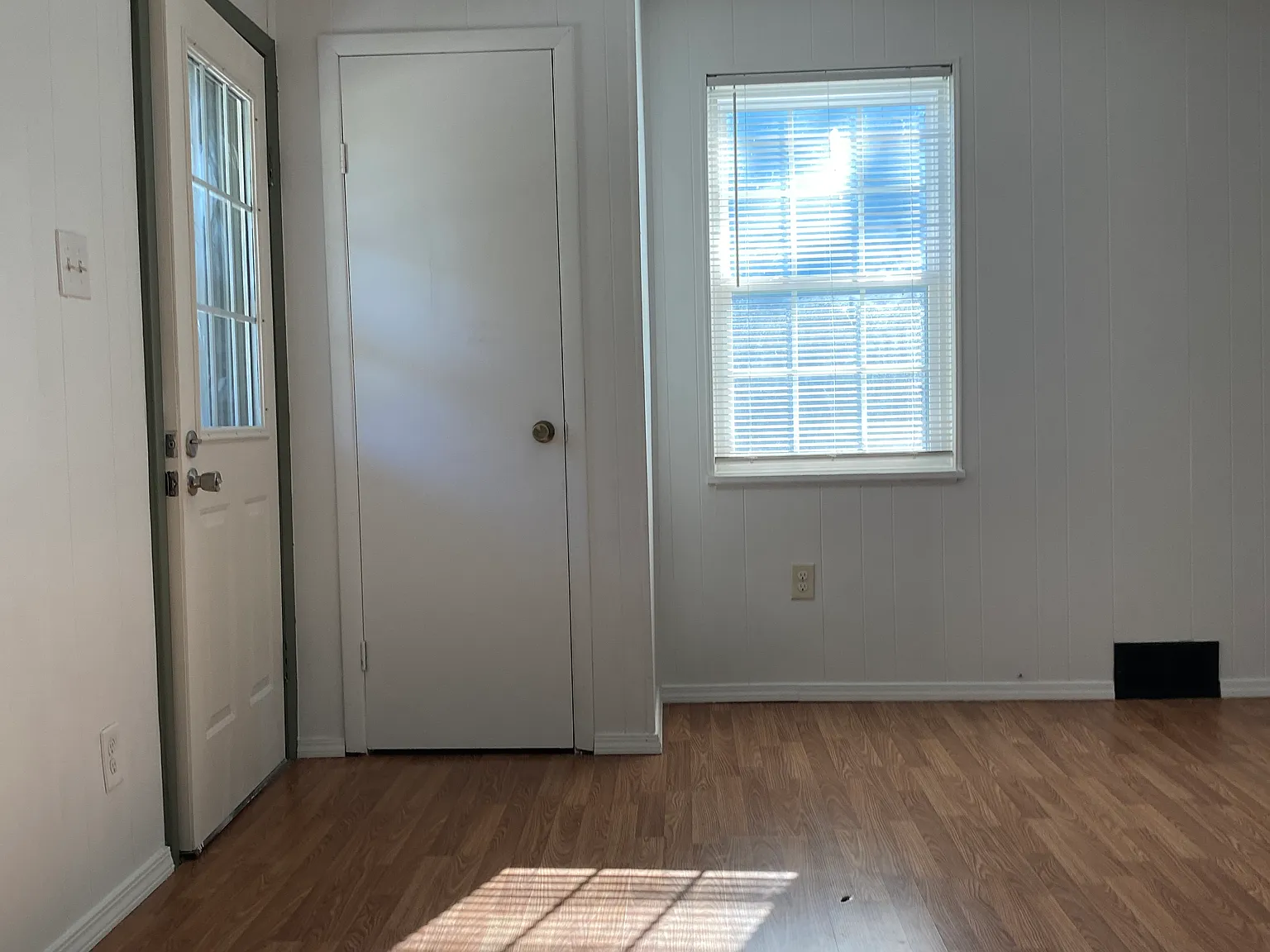 2 bed, 3693 sqft, $1,200 — Photo 2