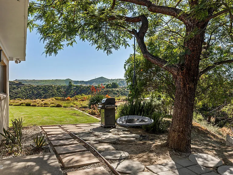 2075 Linda Flora Dr — Photo 22