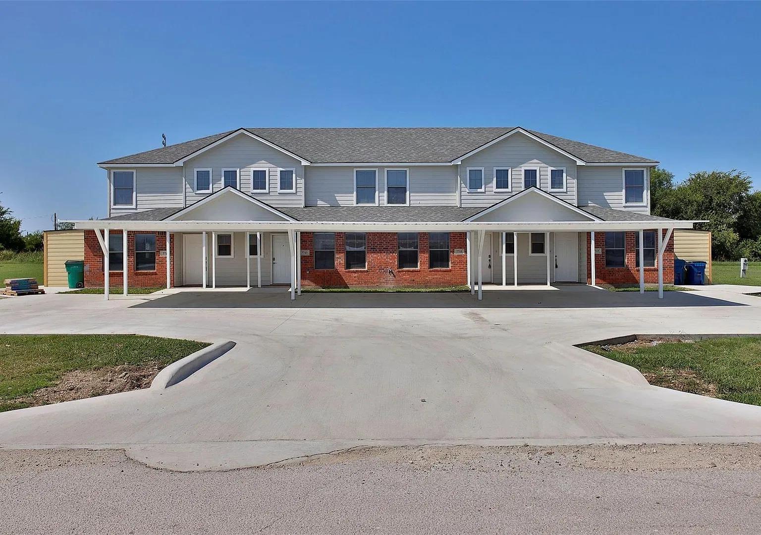 Spacious & Stylish 4-Bedroom Duplex 1/2 off 1st Month — Photo 2