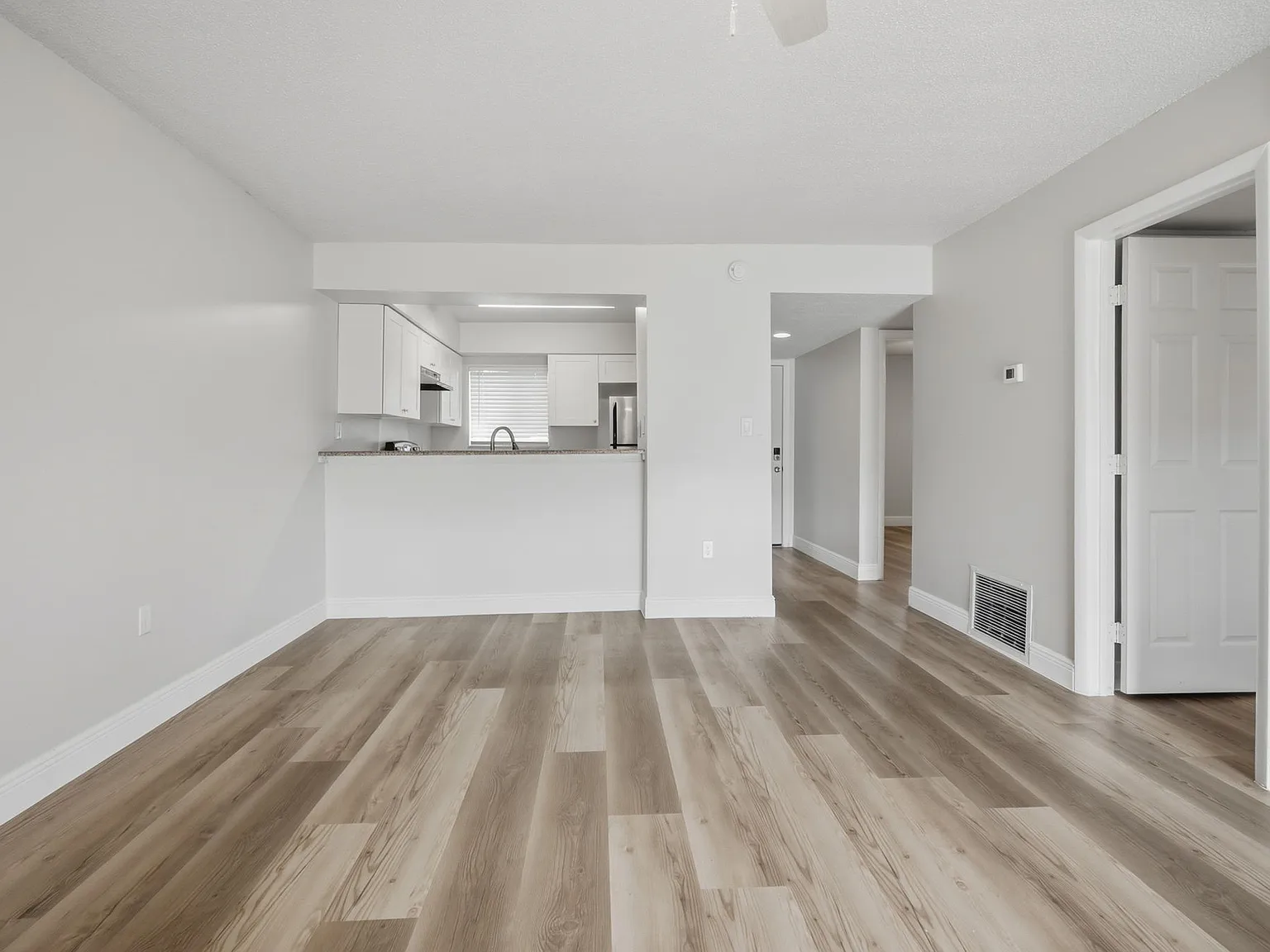 2 bed, 1020 sqft, $1,600 — Photo 4