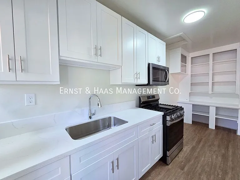 1027 1/2 E Ocean Blvd — Photo 11