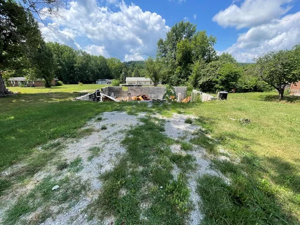 415 Hillcrest Dr, Byrdstown, TN 38549