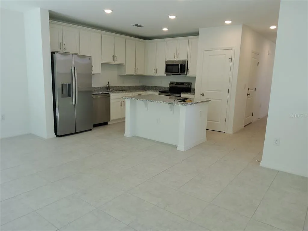 3 bed, 2.5 bath, 1300 sqft, $2,000 — Photo 3