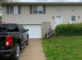 1002 Quarry Ave SW #1, Cedar Rapids, IA 52404