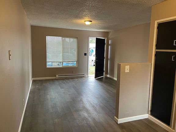 3rd image of 1571-1583 Oak St SE