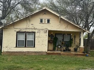 124 W Frio St, Dilley, TX 78017