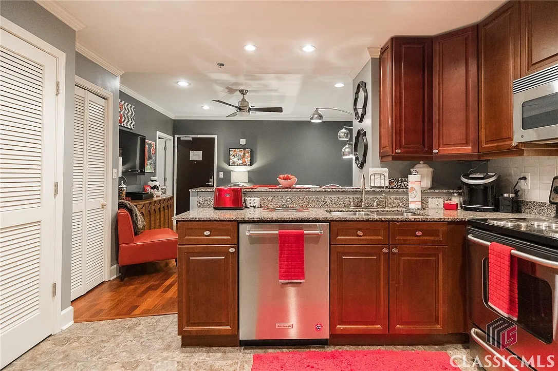 250 W Broad Street #809 photo 1