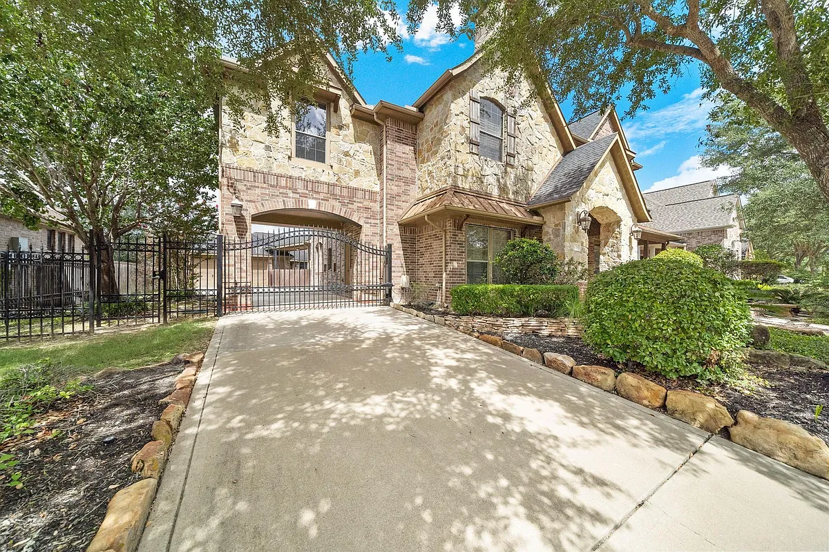 Building Photo - 10015 Cinco Ridge Dr