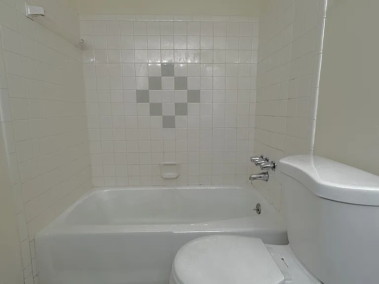 415 Grandin Ave #B — Photo 4