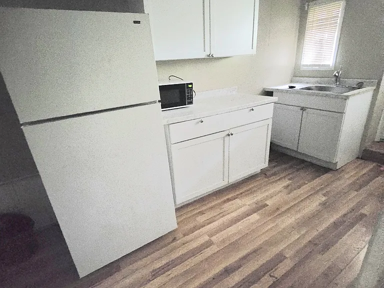 111 Redlyn St — Photo 2