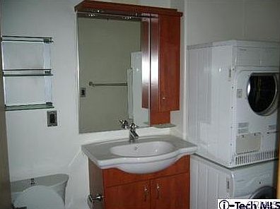 3rd image of 215 W 7th St APT 1207