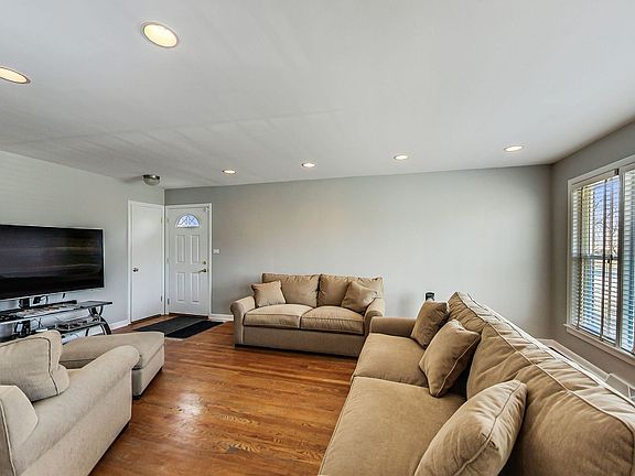 4th image of 4521 W Howard St