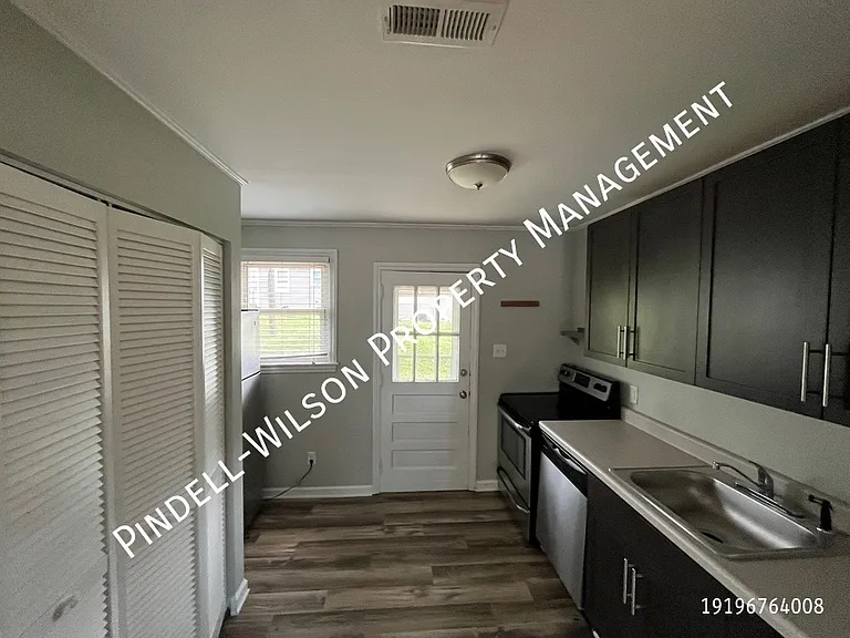 2210 Bernard St — Photo 4