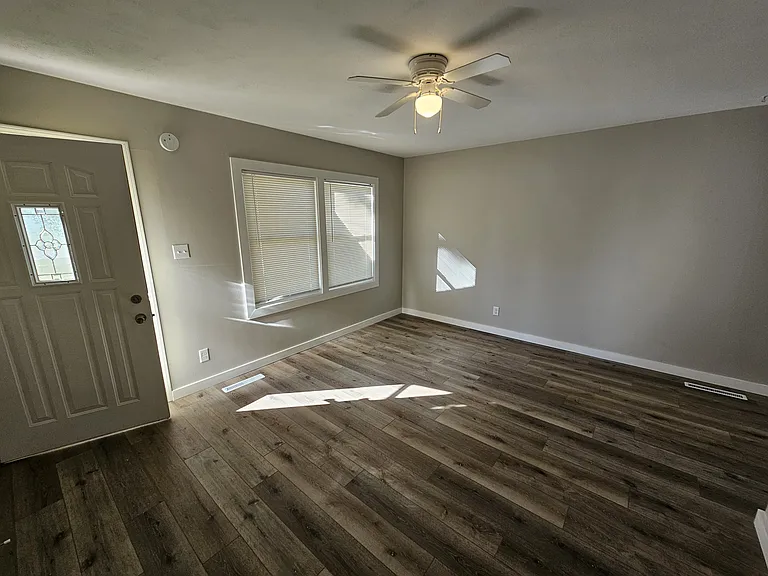 1906 Southwood Dr — Photo 3