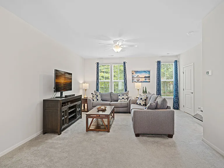 1527 S Church St — Photo 11