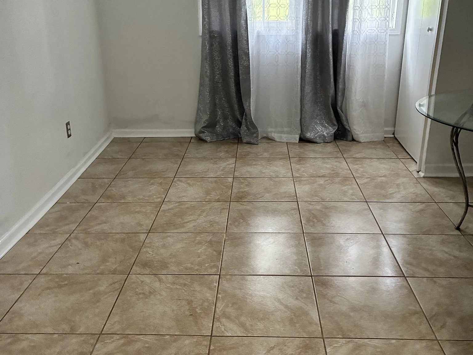 Large bedroom apt near airport private quiet parking — Photo 1