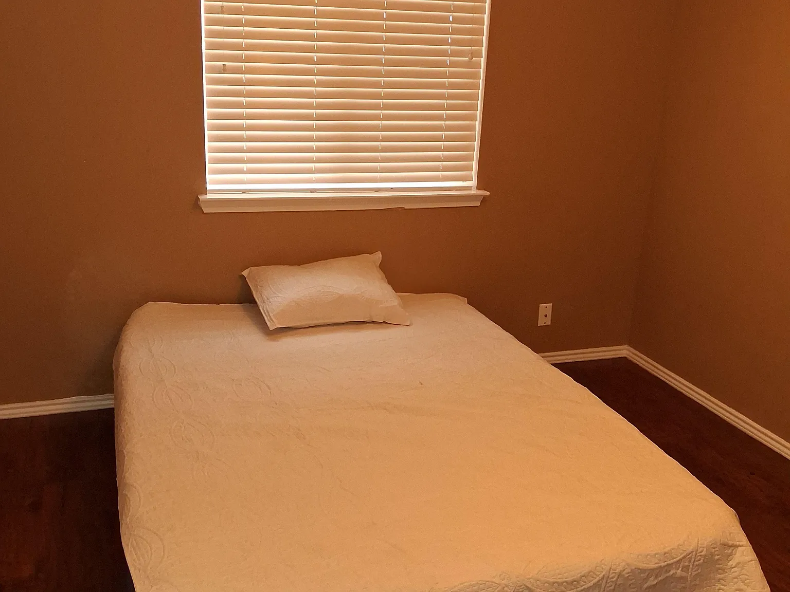 4 bed, 2.5 bath, 2014 sqft, $706 — Photo 1