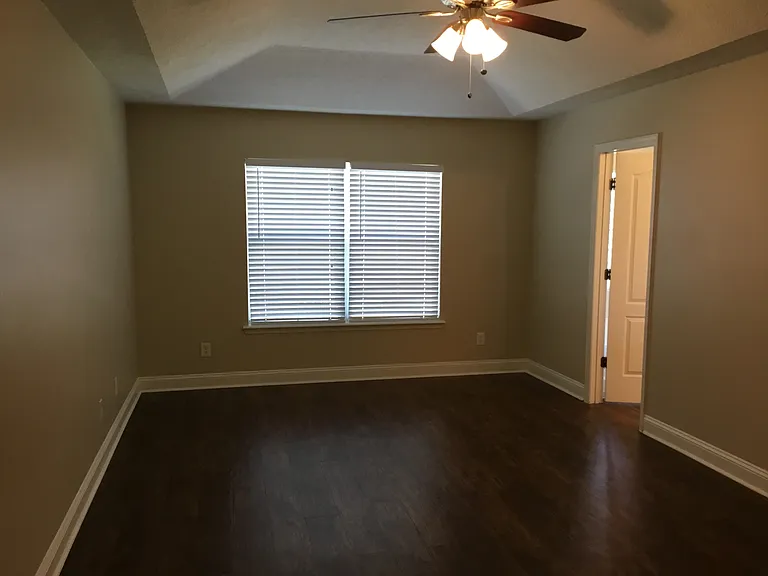 2320 Brian Lakes Dr E — Photo 9
