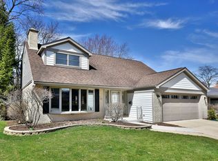 896 S Kent Ave, Elmhurst, IL 60126