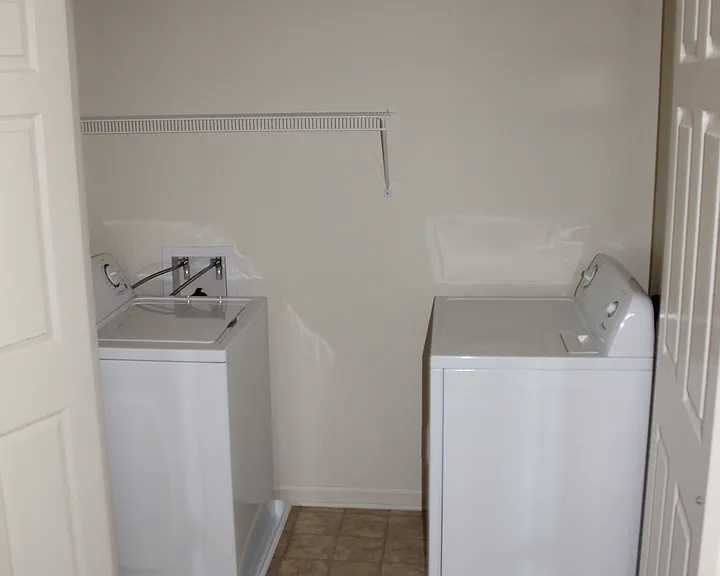 1033 Wellington Dr — Photo 5
