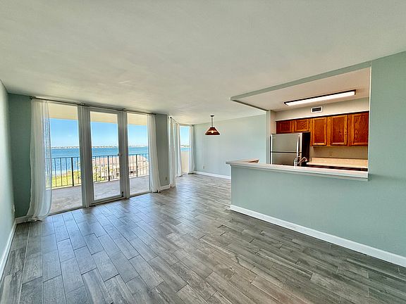 3rd image of 900 Fort Pickens Rd APT 1052