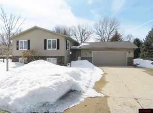 108 Chatsworth Dr, Mankato, MN 56001