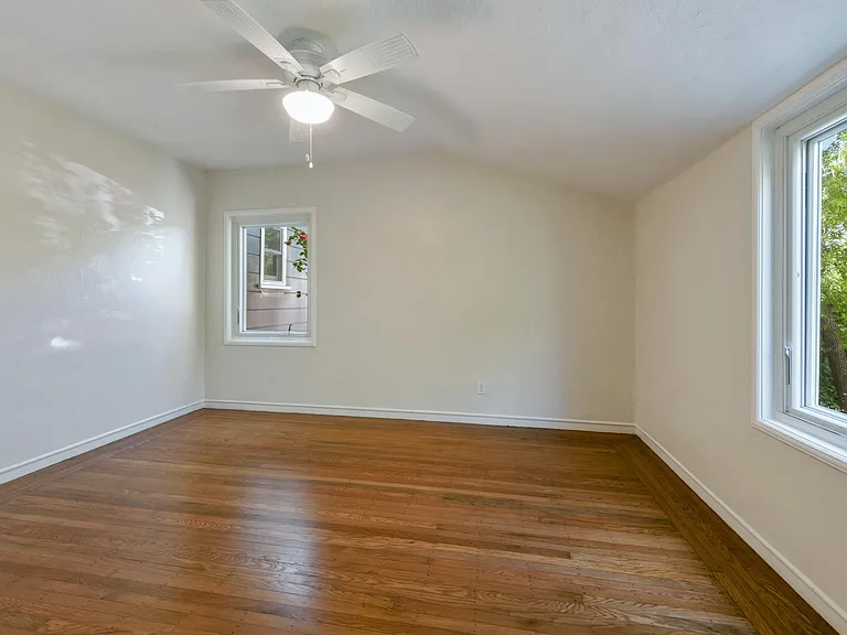 925 Hawthorn Dr — Photo 12