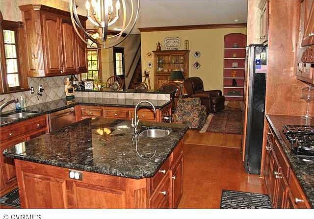 Kitchen w/granite countertops
